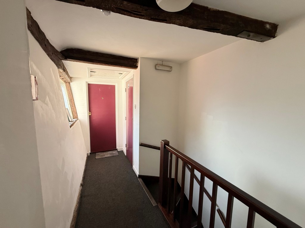 Lot: 134 - FREEHOLD RESIDENTIAL INVESTMENT PROPERTY ARRANGED AS FIVE FLATS - Upstairs of communal hallway showing other flat access